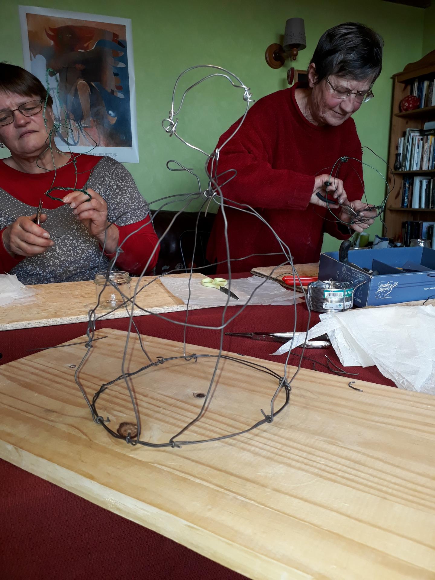Anne-Marie et Nicole préparents leurs structures en fil de fer