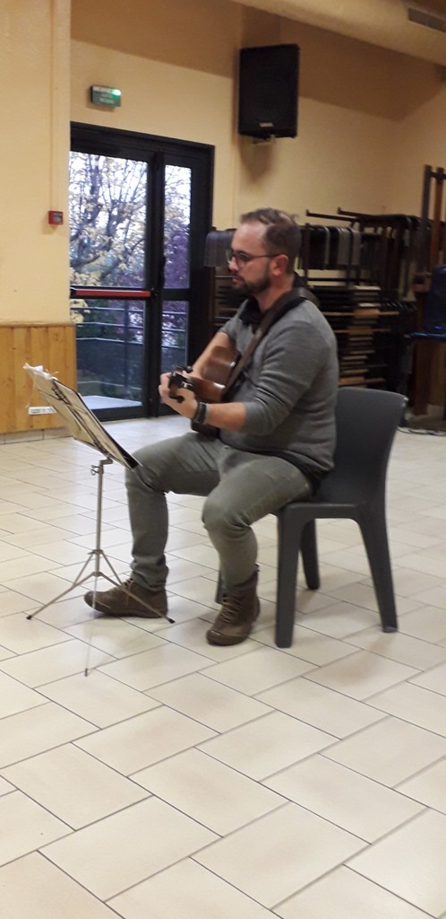 Fabrice à la guitare