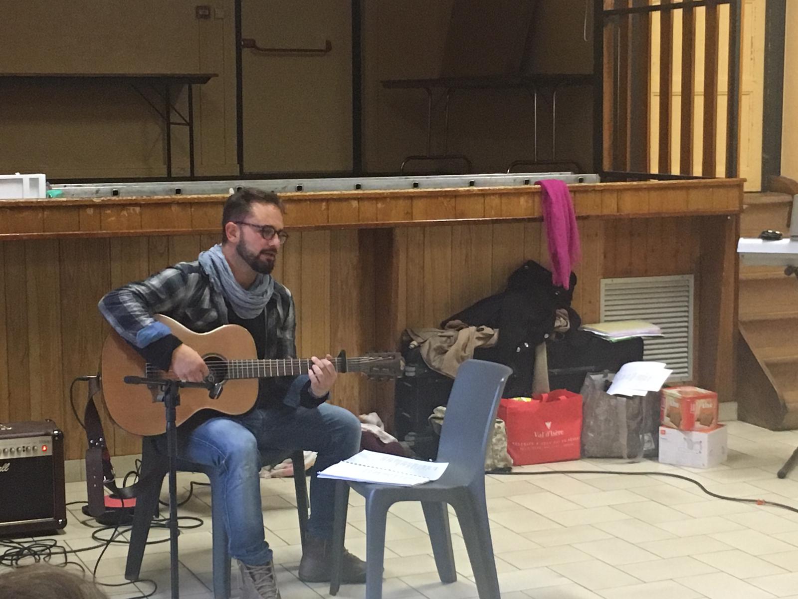 Fabrice à la guitare nous fait le cadeau d'une chanson