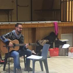 Fabrice à la guitare nous fait le cadeau d'une chanson