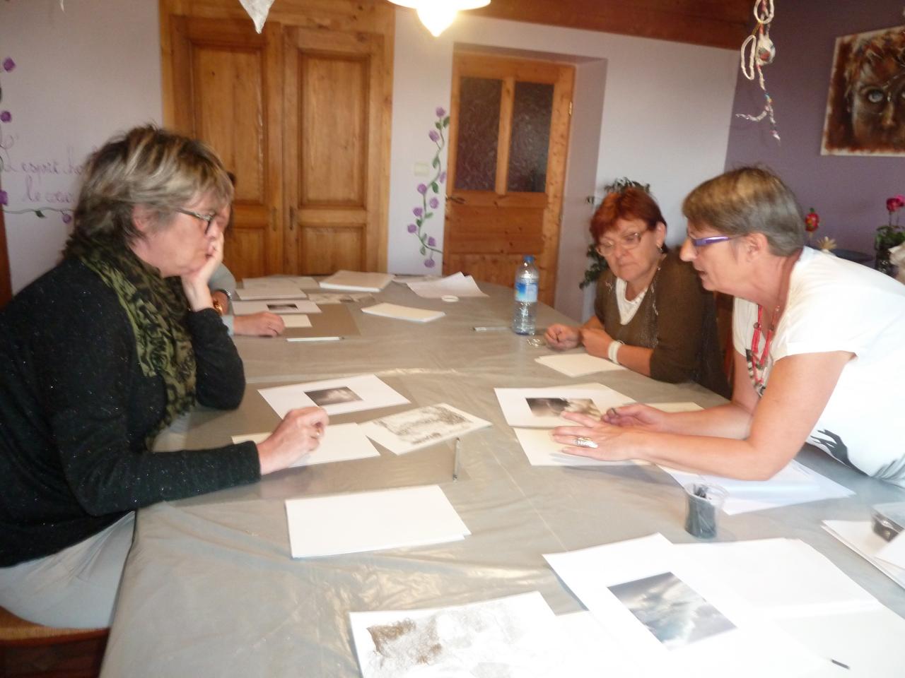 Sergine et Brigitte toute ouïe face aux explications de Gwen