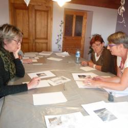 Sergine et Brigitte toute ouïe face aux explications de Gwen